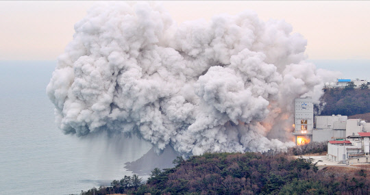 항우연은 25일 나로우주센터에서 한국형발사체 '누리호'의 최대 난제인 1단부(75톤 엔진 4기를 묶은 클러스터링)의 연소시험을 100초 동안 성공적으로 수행했다. 항우연 제공